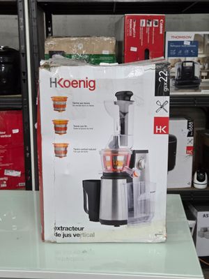 une boîte contenant un extracteur de jus posée sur une table