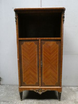 Petite armoire en marqueterie, ouvrant à 2 portes surmontées…