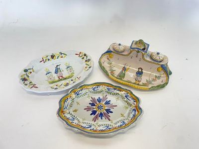 trois assiettes à motifs différents posées sur une surface blanche