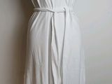 une robe blanche posée sur un présentoir pour mannequin