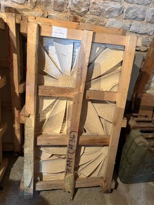 une pile de caisses en bois dans une pièce aux murs de briques