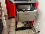 une machine posée sur le comptoir d'une cuisine