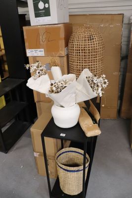 un vase rempli de fleurs posé sur une étagère