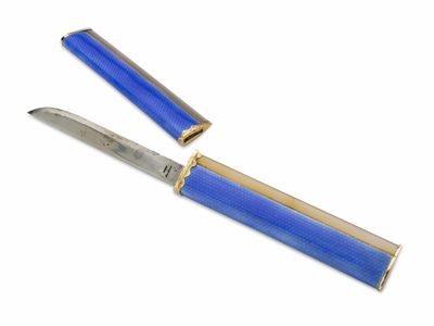 une image représentant un stylo bleu et doré et un couteau posés sur une surface blanche