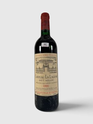 une bouteille de vin posée sur une table