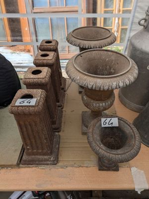 de nombreux vases posés sur une table, sur lesquels figurent des numéros