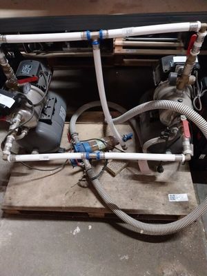 quelques tuyaux raccordés à une machine