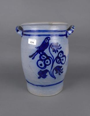 un vase bleu et blanc avec un oiseau dessus