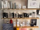 une étagère sur laquelle sont disposés de nombreux types de produits de beauté