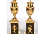paire de vases anciens en laiton et noir, sur socles