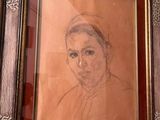 tableau représentant une femme en robe marron, dans un cadre en bois