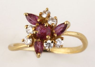 une image représentant une bague en or sertie d'un bouquet de pierres roses et blanches
