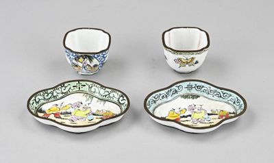 quatre assiettes et bols en porcelaine chinoise posés sur un fond gris
