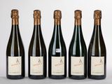 quatre bouteilles de vin sont alignées