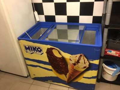 une machine à glaces bleue et jaune dans une cuisine