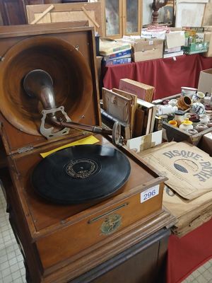 un vieux tourne-disque posé sur une table