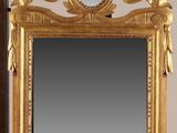 un miroir posé sur une étagère