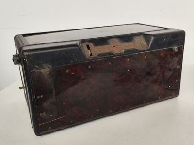 une vieille radio posée sur une table, sur fond blanc