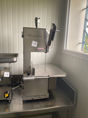 Une scie à ruban en inox EQUIPMENTPRO