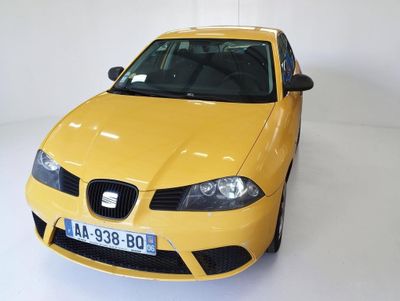 une voiture jaune garée dans une pièce blanche