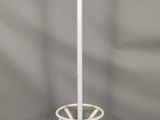 porte-manteau en fer forgé blanc à trois branches avec un crochet à vêtements