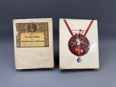 deux livres sont posés l'un à côté de l'autre sur une table