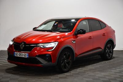 un SUV Volkswagen rouge garé sur un sol à damier