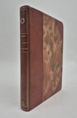 un vieux livre à la couverture brune posé sur une surface blanche