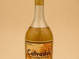 une bouteille de calvados posée sur une table