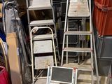 beaucoup de chaises et d'échelles dans un garage