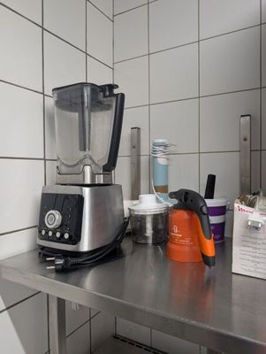 un mixeur posé sur le comptoir d'une cuisine