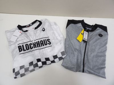 deux t-shirts à carreaux noirs et blancs posés sur une table