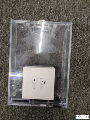 une petite boîte blanche contenant des AirPods de la marque Apple