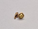 gros plan d'une bague en or sur une surface blanche