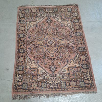 gros plan d'un tapis sur un sol à fond blanc