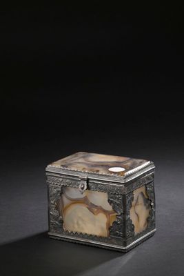 une boîte ancienne en argent et nacre, ornée de marqueterie de nacre