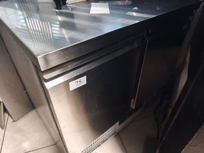 un lave-vaisselle posé sur un plan de travail dans un magasin