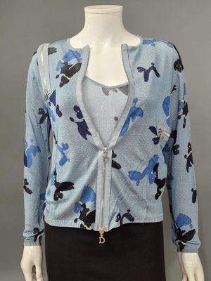 une photo d'un mannequin portant un cardigan à motifs floraux bleu et noir