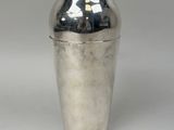 un vase en argent posé sur une table