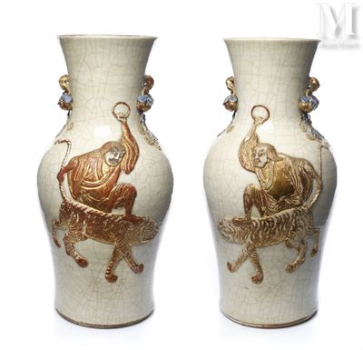 deux vases posés côte à côte sur une surface blanche