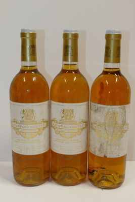 trois bouteilles de vin posées l'une à côté de l'autre sur une table