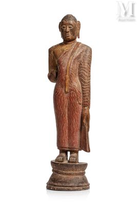 une image représentant une statue en bois d'une personne tenant un livre