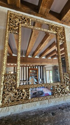 un grand miroir accroché au mur d'une pièce