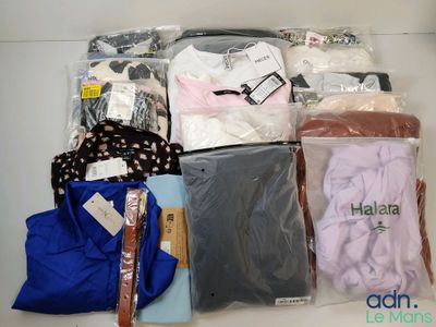 un tas de vêtements posés sur une table
