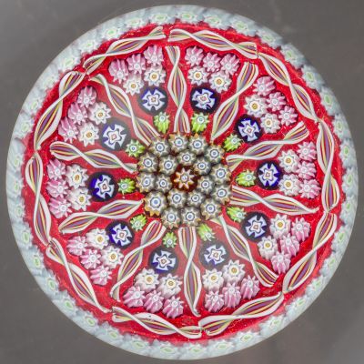 Perthshire. Presse-papiers signé P, à fond rouge opaque orné… - Photo 1