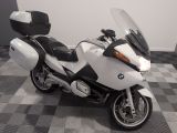 une moto garée sur un sol en carrelage à damier dans une pièce