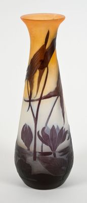 GALLE - Vase piriforme en verre multicouche, décor dégagé à …