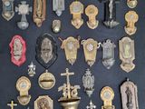 de nombreux objets religieux posés sur une table