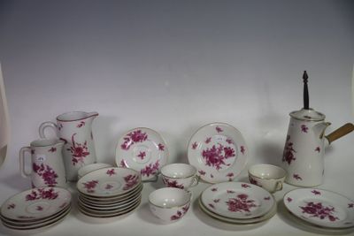 beaucoup d'assiettes et de tasses sur la table