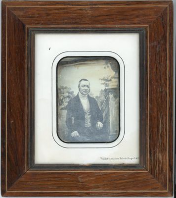 une vieille photo d'un homme et d'une femme dans un cadre